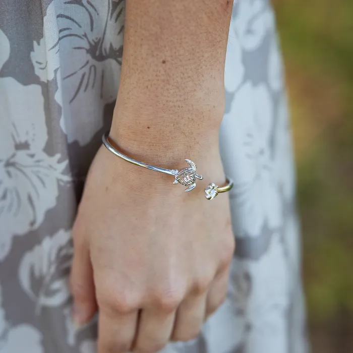 Bracelets Honu and Plumeria Bracelet in Sterling Silver Maui Divers Jewelry