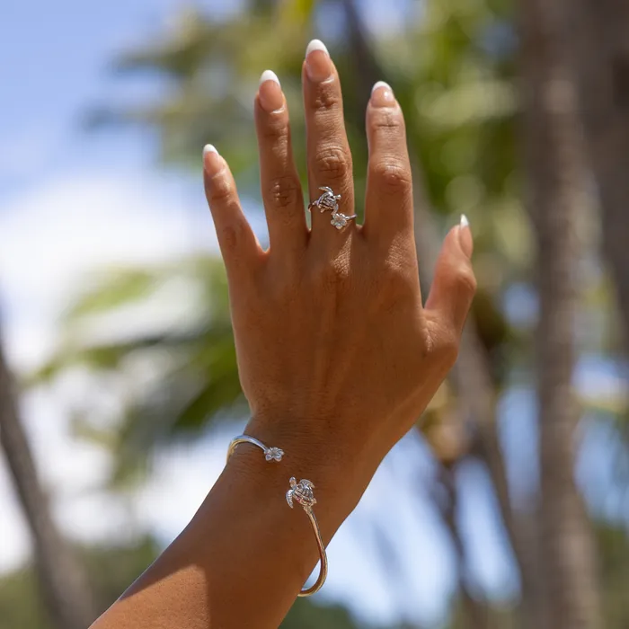 Bracelets Honu and Plumeria Bracelet in Sterling Silver Maui Divers Jewelry
