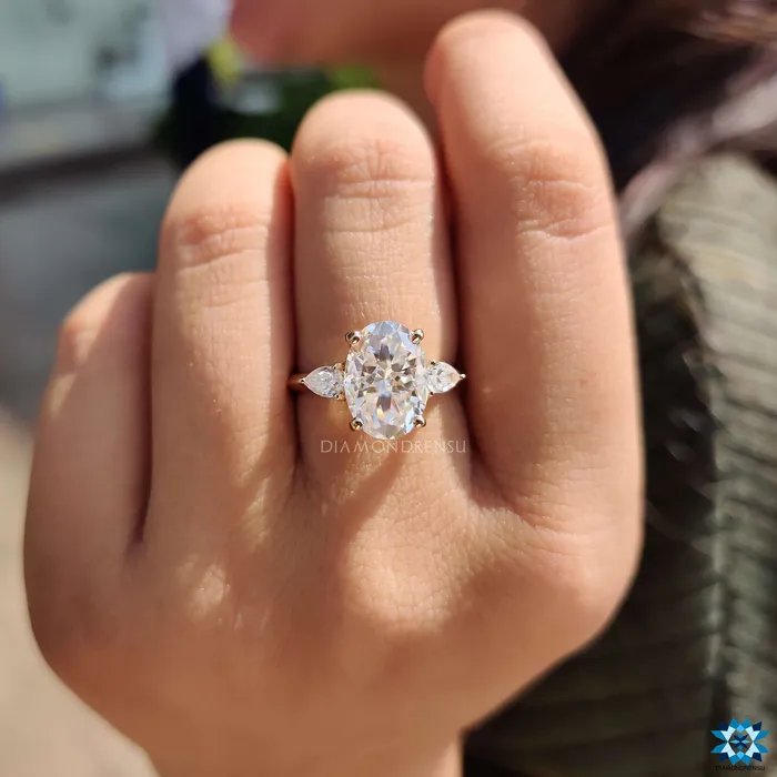 Diamondrensu Rings Elegant 413 TW Oval Rensu Cut Unique Three Stones Moissanite Engagement Ring