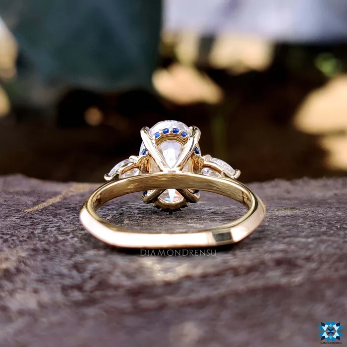 Diamondrensu Rings Elegant 413 TW Oval Rensu Cut Unique Three Stones Moissanite Engagement Ring