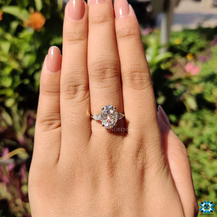 Diamondrensu Rings Elegant 413 TW Oval Rensu Cut Unique Three Stones Moissanite Engagement Ring