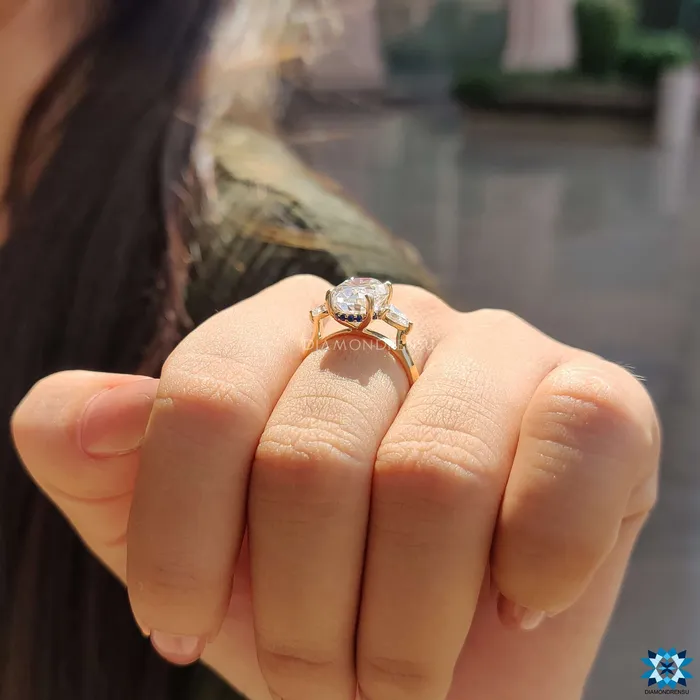 Diamondrensu Rings Elegant 413 TW Oval Rensu Cut Unique Three Stones Moissanite Engagement Ring