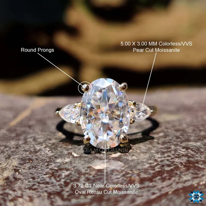 Diamondrensu Rings Elegant 413 TW Oval Rensu Cut Unique Three Stones Moissanite Engagement Ring
