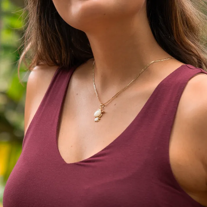 Maui Divers Jewelry Necklaces Honu Mother of Pearl Pendant in Gold 24mm